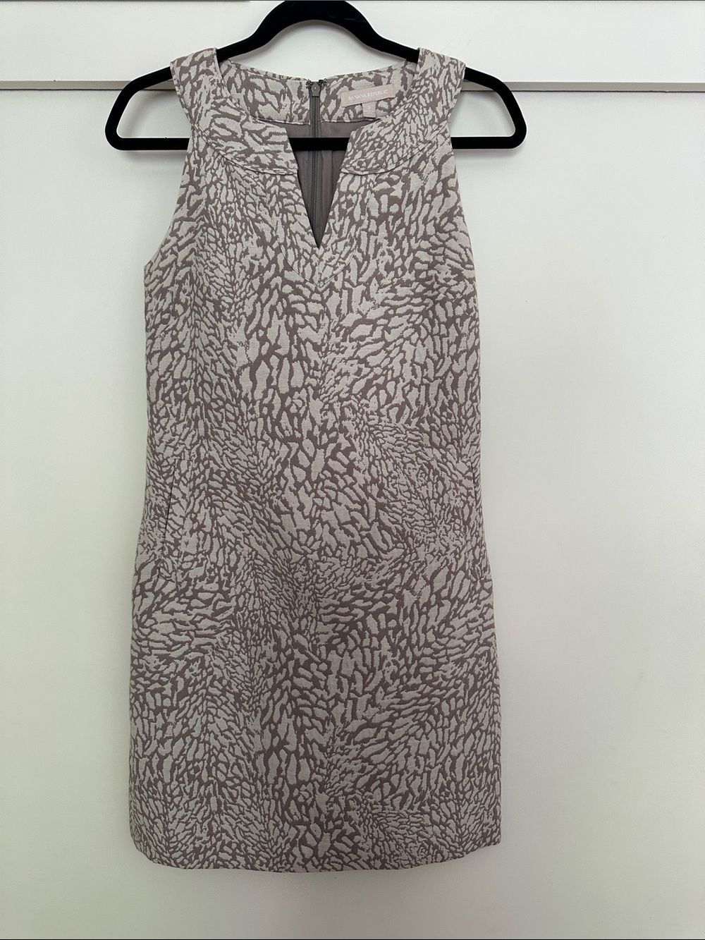 Banana Republic Taupe and Cream Patterned V-Notch Shift Dress